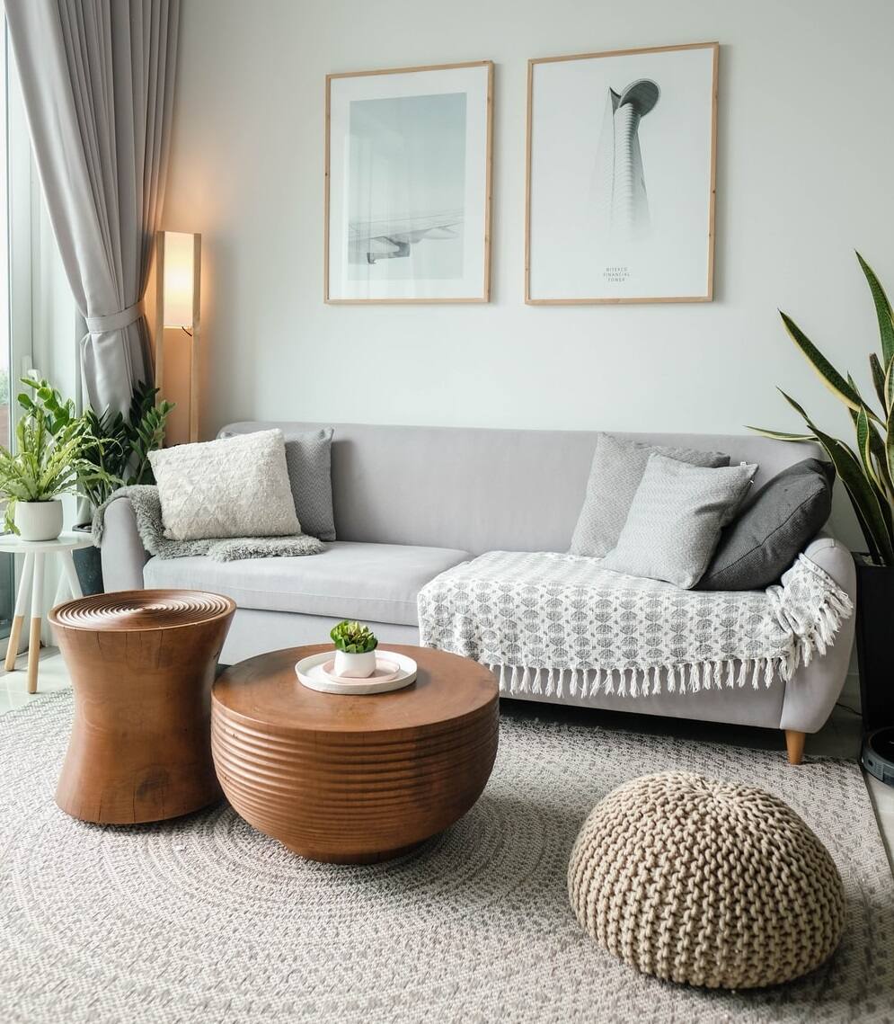  বসার ঘরের সাজসজ্জার (Living room decor) ক্ষেত্রে যে বিষয়টি সব থেকে বেশি গুরুত্বপূর্ণ তা হল আসবাবপত্র। সঠিক আসবাবপত্র বসার ঘরকে করে তোলে আরও আকর্ষণীয়। বসার ঘরের আয়তন, সেখানকার কালার দেখে আসবাবপত্র নির্বাচন করা উচিত। আসবাবপত্র কোন মেটেরিয়ালের হবে তাও একটি গুরুত্বপূর্ণ বিষয় ।