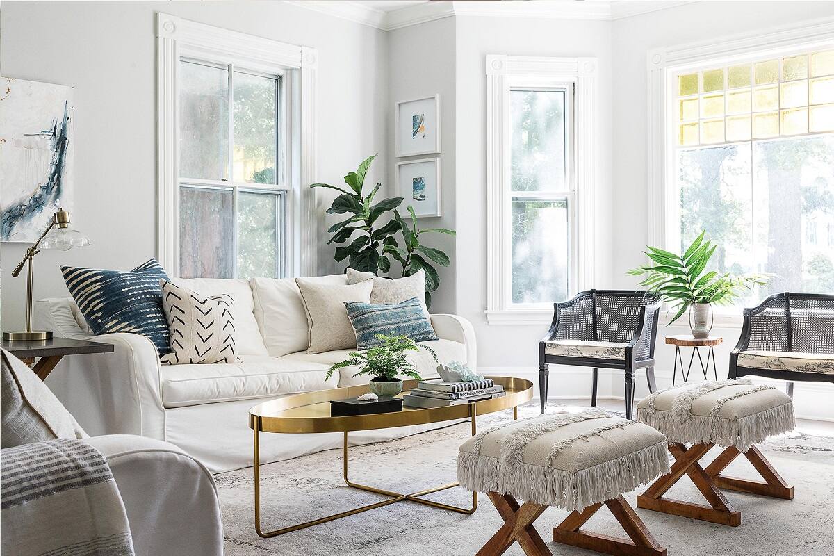  বসার ঘরের সাজসজ্জার (Living room decor) ক্ষেত্রে আরেকটি অতি গুরুত্বপূর্ণ বিষয় হল রঙের নির্বাচন। সঠিক রঙের নির্বাচনই বসার ঘরকে সকলের কাছে করে তুলবে আকর্ষণীয়। গাঢ় রঙ, হাল্কা রঙ অথবা নানা ধরনের রঙের শেডের ব্যবহার এক্ষেত্রে করা যেতেই পারে। এখানে শুধু একটা বিষয় মাথায় রাখতে হবে ঘরের রঙের সঙ্গে অন্য সব কিছুও যেন মানানসই হয়।