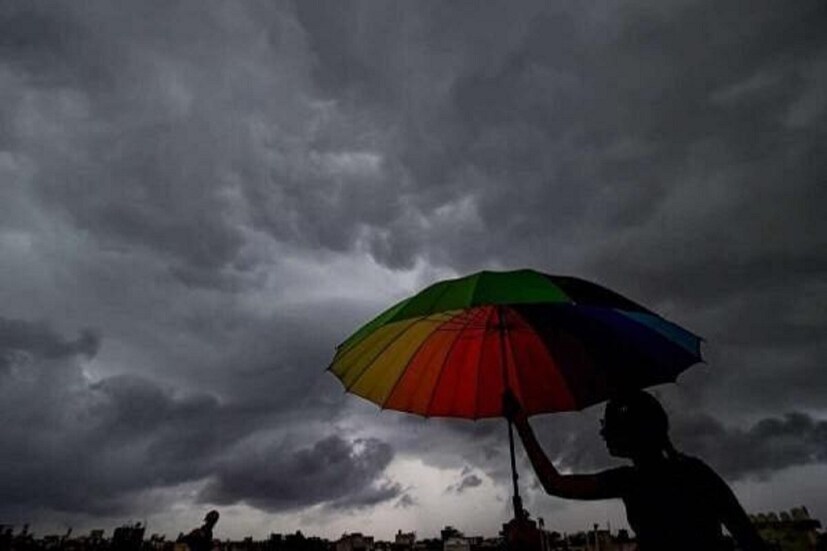 আবহাওয়ার সতর্কতা (West Bengal Weather Update) আগেই ছিল। সকাল থেকেই আকাশ কালো করে মেঘ। সঙ্গে ইলশেগুঁড়ি বৃষ্টি। সোমবার পর্যন্ত চলবে বৃষ্টি। দক্ষিণবঙ্গের সাত জেলায় আজ ভারী বৃষ্টির (Heavy rain Forecast) সর্তকতা রয়েছে। নিম্নচাপ ও অক্ষরেখার জোড়াফলায় বৃষ্টির সর্তকতা রয়েছে বলে জানিয়েছে আবহাওয়া দফতর।
