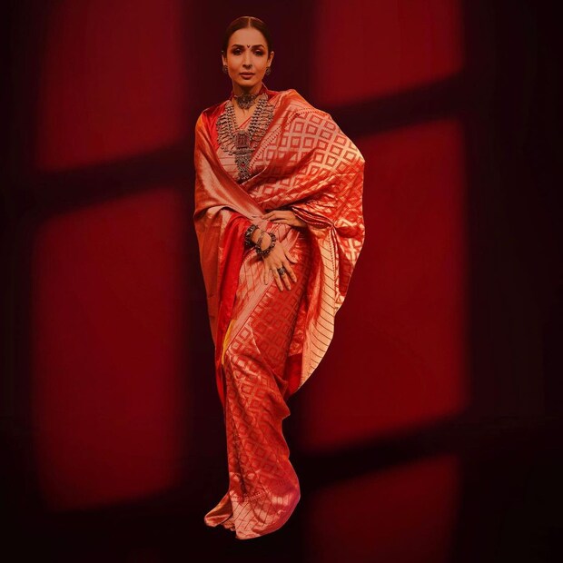 লাল ও সোনালি শাড়িতে মালাইকা আরোরা আগুন ধরিয়েছেন মালাইকা আরোরা ৷ ছবি সৌজন্যে ইনস্টাগ্রাম ৷