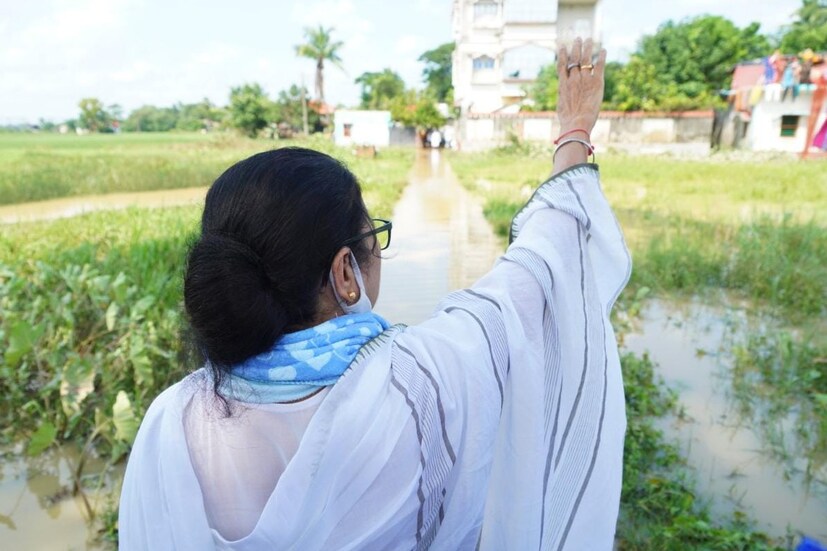 জেলা প্রশাসকদের সঙ্গেও এদিন পরিস্থিতি নিয়ে কথা বলেন মুখ্যমন্ত্রী।  ডিভিসিকে নিশানা করে মমতা বলেন, &quot;রাজ্যকে না জানিয়ে চক্রান্ত করে জল ছেড়েছে ডিভিসি।&quot; তাঁর কথায়, &quot;বছরে চার বার জল ছাড়া হচ্ছে। এবার ডিভিসির থেকে ক্ষতিপূরণ চাইতে হবে। নাহলে সব টাকা জলে চলে যাবে।&quot;