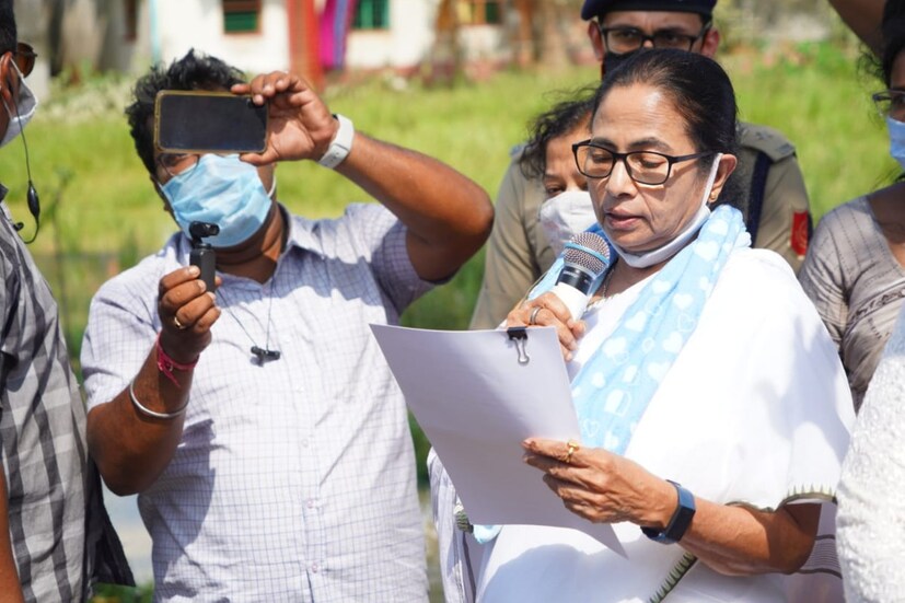 রাজ্যের প্রায় ৮টি জেলার বিভিন্ন অংশ এখনও জলের তলায় রয়েছে। এই ৮ জেলা হল হাওড়া, হুগলি, বীরভূম, পূর্ব ও পশ্চিম মেদিনীপুর, পূর্ব ও পশ্চিম বর্ধমান, বাঁকুড়া। শনিবার প্লাবিত জেলা পরিদর্শন করতে মুখ্যমন্ত্রী পৌঁছে যান আরামবাগে। ডুমুর জলা স্টেশন থেকে তিনি রওনা দেন কপ্টারে করে। আরামবাগের কালীপুরে জলে নেমে বন্যা দুর্গতদের সঙ্গে কথা বলেন মুখ্যমন্ত্রী (Mamata Banerjee)। 