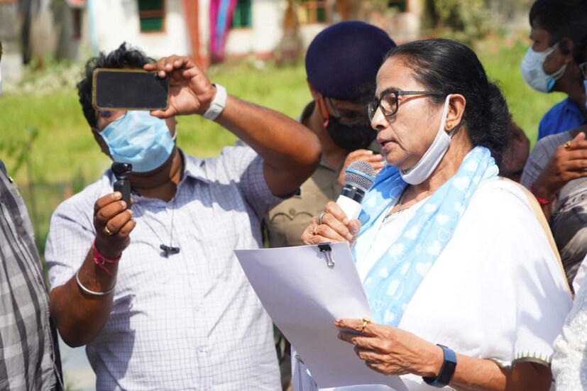এছাড়াও তোপ দেগে তিনি বলেন, &quot;ডিভিসি কেন্দ্রের অধীনে। কেন্দ্র আমাদের থেকে আয় করবে। আর বারবার ডিভিসি জল ছেড়ে রাজ্যকে ভাসিয়ে দেবে, তা কেন হবে? কেন্দ্রে উচিত মাস্টার প্ল্যান তৈরি করা। সুতরাং ক্ষোভ কিন্তু বাড়ছে।&quot;