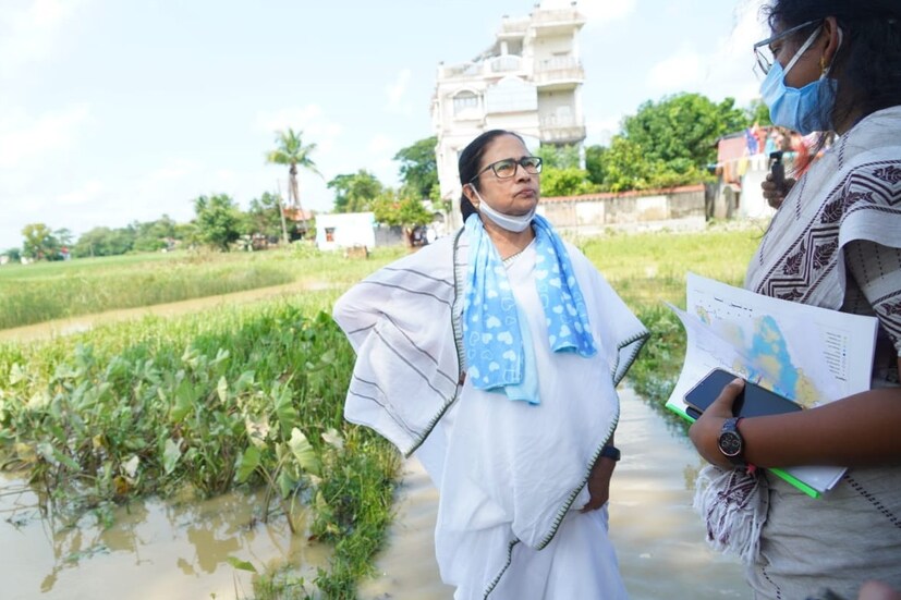 এখনও রাজ্যের বহু অংশ জলমগ্ন হয়ে রয়েছে যার জন্য মানুষের ভোগান্তির শেষ নেই। সেই সব প্লাবিত এলাকা আজ শনিবার পরিদর্শন করলেন মুখ্যমন্ত্রী মমতা বন্দ্যোপাধ্যায় (Mamata Banerjee)। এদিন প্লাবিত এলাকা দেখার পরে মমতা নিশানা করলেন ডিভিসি-কে (DVC)।