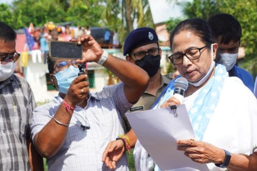 মুখ্যমন্ত্রী জানান, ১ লক্ষ বাড়ি ক্ষতিগ্রস্ত হয়েছে। এনডিআরএফ নেমেছে। নবান্ন থেকে ২৮ ঘণ্টা নজর রাখা হচ্ছে। ডিভিসিকে আক্রমণ করে তিনি বলেন, বুকের উপর জল ছাড়া হয়েছে। মানুষকে সমাধি করা হয়েছে। মানুষ যখন ঘুমোচ্ছিল, তখন জল ছাড়া হয়েছে।