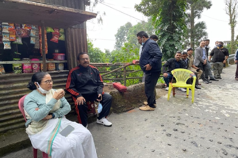#কার্শিয়াং: পাহাড় সফরের তৃতীয় দিনে রাজ্যের মুখ্যমন্ত্রী মমতা বন্দ্যোপাধ্যায় (Mamata Banerjee) কার্শিয়াংয়ে জনসংযোগ সারলেন। উত্তরকন্যায় আলিপুরদুয়ার এবং জলপাইগুড়ি জেলা নিয়ে প্রশাসনিক বৈঠকের পর মঙ্গলবার দার্জিলিং এবং কালিম্পং জেলার প্রশাসনিক বৈঠক করেন মুখ্যমন্ত্রী। এরপর বুধবার সকালেই তিনি পায়ে হেঁটে বেরিয়ে পড়েন কার্শিয়াংয়ের রাস্তায়। 