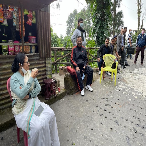 মঙ্গলবার কার্শিয়াংয়ের টাউন হলে দুই জেলার প্রশাসনিক বৈঠকের আয়োজন করা হয়েছিল। মুখ্যমন্ত্রীর পাহাড় সফরকে কেন্দ্র করে প্রশাসনিক তৎপরতার তুঙ্গে রয়েছে। এরই মধ্যে পায়ে হেঁটে মুখ্যমন্ত্রীর পাহাড়ি রাস্তায় ঘোরাঘুরিতে চমকে যান অনেকেই। শুধু তাই নয়, মুখ্যমন্ত্রী স্থানীয় একটি দোকান থেকে চা কিনে খান। তাঁর সঙ্গে ছিলেন মন্ত্রী অরূপ বিশ্বাস, ইন্দ্রনীল সেনরা। মুখ্যমন্ত্রীর অনুরোধে পাহাড়ি রাস্তাতেই গান ধরেন ইন্দ্রনীল সেন। মমতা বলেন, ''১০ কিলোমিটার হেঁটেছি, মানুষের সঙ্গে জনসংযোগ করেছি।''