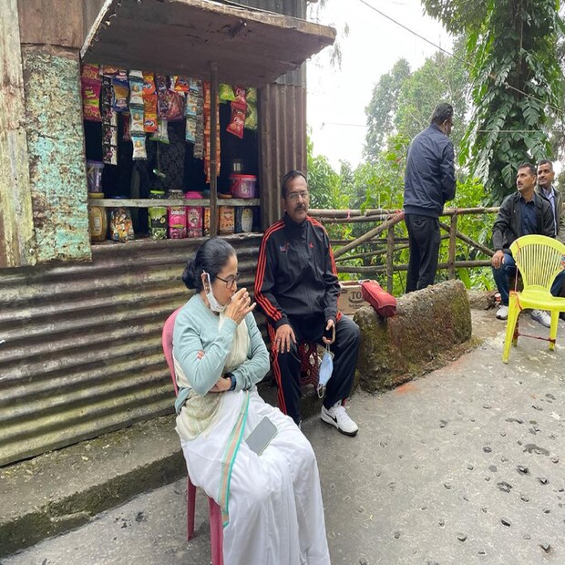 পাহাড় থেকে আজই ফিরছেন মমতা বন্দ্যোপাধ্যায়। এরপর বৃহস্পতিবারই তিনি যাচ্ছেন গোয়ায়। বৃহস্পতিবার মমতা বন্দ্যোপাধ্যায় গোয়ায় পৌঁছনোর আগে, সেই রাজ্যে রাজনীতির হাওয়া ক্রমেই গরম হতে শুরু করেছে। গতকাল, মঙ্গলবার দুপুরে পানজিমের আজাদ ময়দানে জনতার চার্জশিট প্রকাশের জন্য পুলিশের অনুমতি চেয়েছিল তৃণমূল। কিন্তু সেই অনুমতি শেষ মুহূর্তে বাতিল করে পুলিশ।