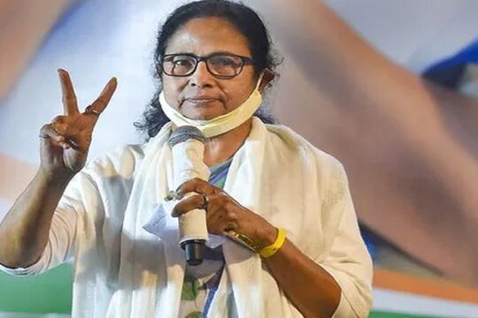 প্রসঙ্গত, দেশে ১০০ কোটি মানুষের করোনা টিকাকরণ (Corona vaccination) সম্পূর্ণ। সম্প্রতি কেন্দ্রীয় সরকার এই পরিসংখ্যান দেখিয়ে দেশজুড়ে সাফল্যের উদযাপন করেছে। তবে গতকাল শিলিগুড়িতে সেই হিসেব নিয়ে প্রশ্ন তোলেন রাজ্যের মুখ্যমন্ত্রী মমতা বন্দ্যোপাধ্যায় (Mamata Banerjee)। শুধু তাই নয় ব্যাখ্যা দিয়ে বোঝান কেন এই দাবি মানা যায় না।