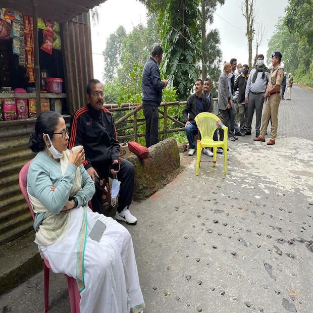 গোয়ার ঘটনা নিয়ে ইতিমধ্যেই সুর চড়িয়েছেন তৃণমূল নেত্রী। মমতা বন্দ্যোপাধ্যায় বলেছেন, ''আমি গোয়ায় যাব। তার আগে আজ আমাদের পার্টির কাজ শুরু করার দিন ছিল সেখানে। অথচ আগাম অনুমতি নেওয়া থাকলেও অনুষ্ঠান করতে দেয়নি। আমাদের চারজন সাংসদ ফুটপাতে অনুষ্ঠান করেছেন। আমি বলছি, আমি বরাবরই স্ট্রিট ফাইটার। আমি রাস্তায় থাকি। রাস্তা থেকেই আমি লড়াই করব। চায়ের দোকানে বসে পার্টি করে দেখিয়ে দেব ওদের।''