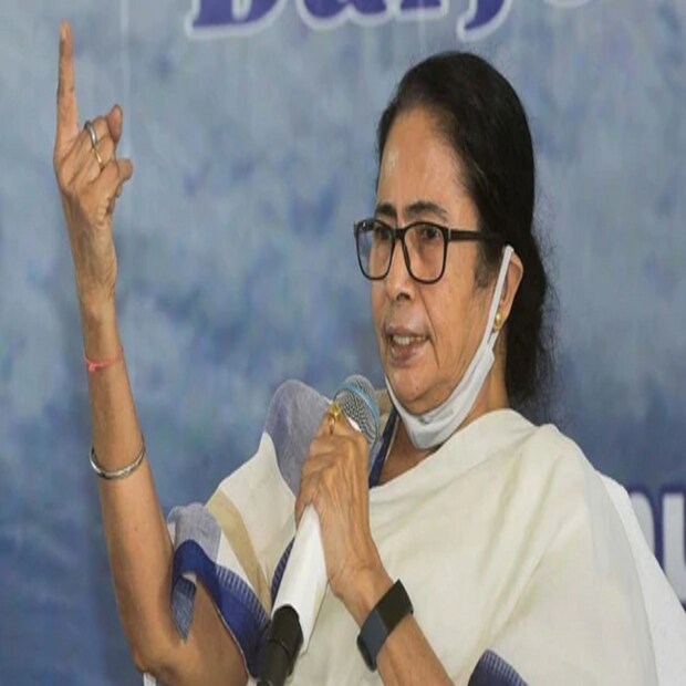 গোয়ায় বিজেপি-বিরোধী প্রধান দল কংগ্রেস। কিন্তু সেখানে কংগ্রেস ভেঙে বহু নেতা যোগ দিচ্ছেন তৃণমূলে। ফলে তৃণমূলের সক্রিয়তায় বিরোধী ভোট ভাগের সম্ভাবনা তৈরি হচ্ছে বলে অভিযোগ করেছে কংগ্রেস। পাল্টা মমতা বন্দ্যোপাধ্যায় বলেছেন, ''এতদিন সুযোগ পেয়েছিল কংগ্রেস, কিন্তু বিজেপির বিরুদ্ধে ওরা কী করতে পেরেছে?''
