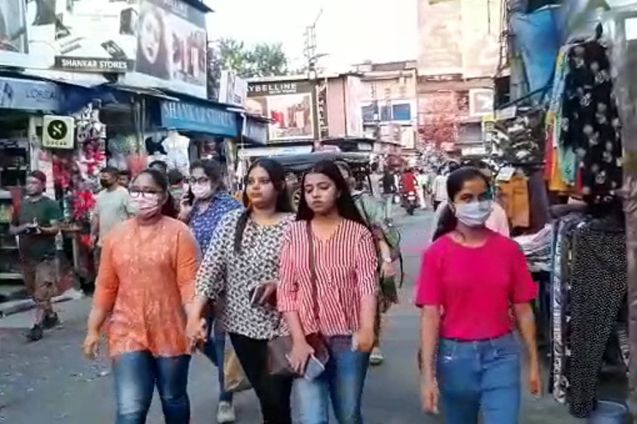 Coronavirus | Bangla news: দার্জিলিঙে পর্যটকদের ভিড়, মুখে নেই মাস্ক! পুজোর মরশুমে কোভিড গ্রাফ উর্ধমুখী শিলিগুড়িতে