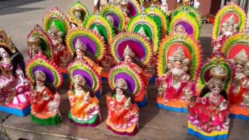  নিম্নচাপের জন্য রবিবার বিকাল থেকেই বর্ধমান সহ দক্ষিনবঙ্গে শুরু হয়েছে বজ্র-বিদ্যুৎ সহ বৃষ্টিপাত। যার ফলে প্রতিমার বিক্রিবাটা নিয়ে আশংকার মেঘ দেখা দিয়েছে প্রতিমা শিল্পীদের মনে। যদিও এই বৃষ্টি কে উপেক্ষা করে ছাতা মাথা ক্রেতারা আসছেন প্রতিমা ক্রয় করতে, তবে তা সংখ্যায় খুবই অল্প।
