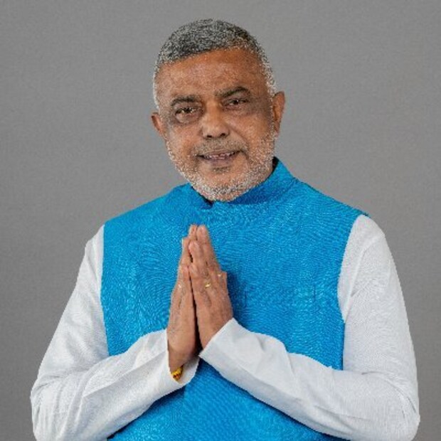 মন্ত্রী না হলেও আর এক তৃণমূল নেতার পুজোও নজর কাড়ে। দক্ষিণের ত্রিধারা সম্মিলনী। অধুনা রাসবিহারীর বিধায়কের এই পুজো শহরের নজরকাড়া পুজো। দেবাশিষ কুমার অবশ্য বলছেন, "নেতা-মন্ত্রী দেখে পুজো হয় না। পুজো হয় নিষ্ঠায়। পুজো হয় মানুষের ভালোবাসায়৷ ত্রিধারা সেটা করে আসছে দীর্ঘদিন ধরেই।"