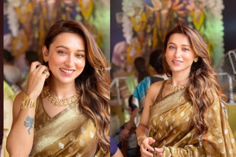 মিমি চক্রবর্তী বেছে নিয়েছেন অলিঊ গ্রিন ও সোনালির মিশেলে একটি শাড়ি। সঙ্গে রং করা এলো চুল, স্লিভলেস ব্লাউজ ও হালকা গয়নায় মানানসই সাজ। 