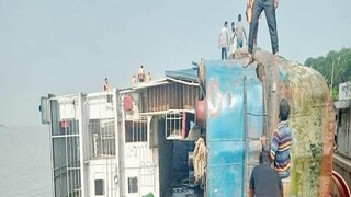 এভাবেই মানিকগঞ্জের পাঁচ নং ঘাটে নৌকোটি ডুবে যায়।