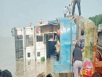 এভাবেই মানিকগঞ্জের পাঁচ নং ঘাটে নৌকোটি ডুবে যায়।