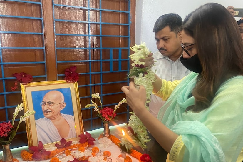 বাড়িতে বসে মিটিং ও নানা কাজ করছিলেন ঠিকই। তবে এবার একেবারে মাঠে ময়দানে নেমে পড়লেন নুসরত। হিঙ্গলগঞ্জ কলেজে গান্ধি জয়ন্তী উপলক্ষে একটি বিশেষ অনুষ্ঠানের আয়োজন করা হয়েছিল। সেই বিশেষ অনুষ্ঠানে যোগ দেন নুসরত (Nusrat Jahan)। হিঙ্গগলগঞ্জ কলেজ গভর্নিং বডির মিটিংও ছিল শনিবার। সেখানেও ছিলেন সাংসদ অভিনেত্রী।  অনুষ্ঠানের শেষে কৃতী ছাত্র-ছাত্রীদের হাতে উপহার তুলে দেন নুসরত।