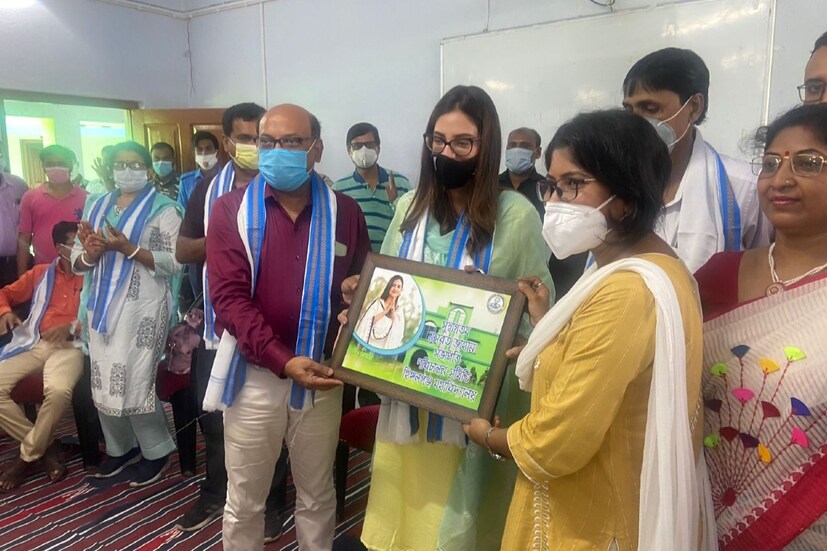 ইতিমধ্যেই ছবির কাজও শুরু করে দিয়েছেন তিনি। সুদেষ্ণা রায় ও অভিজিৎ গুহর ছবি 'জয় কালি কলকাত্তাওয়ালি'র শ্যুটিং শুরু করে দিয়েছেন নুসরত (Nusrat Jahan)। খুবই অল্প সময়ের ব্যবধানে কাজে ফিরলেন সাংসদ অভিনেত্রী। এই প্রসঙ্গে নুসরত বললেন, &quot;আমি শরীরে জোর পেয়েছি তাই চলে এলাম। এখানকার লোকজনও আমার পরিবার। এঁদের প্রতিও দায়িত্ব রয়েছে। ডাক্তার যদিও আমাকে এখনও ট্র্যাভেল করার অনুমতি দেননি। আমি জোর করেই চলে এসেছি। সত্যি বলতে বেশ কষ্টও হচ্ছে। একটু দুর্বলতা তো রয়েছেই। ফিরে গিয়ে শরীর খারাপ হয় কিনা সেটাই ভাবছি। কিন্তু ৬ মাস এই মানুষগুলোর কাছে আসতে পারিনি। দায়িত্ব নিয়েছি, পালন করবো।&quot;