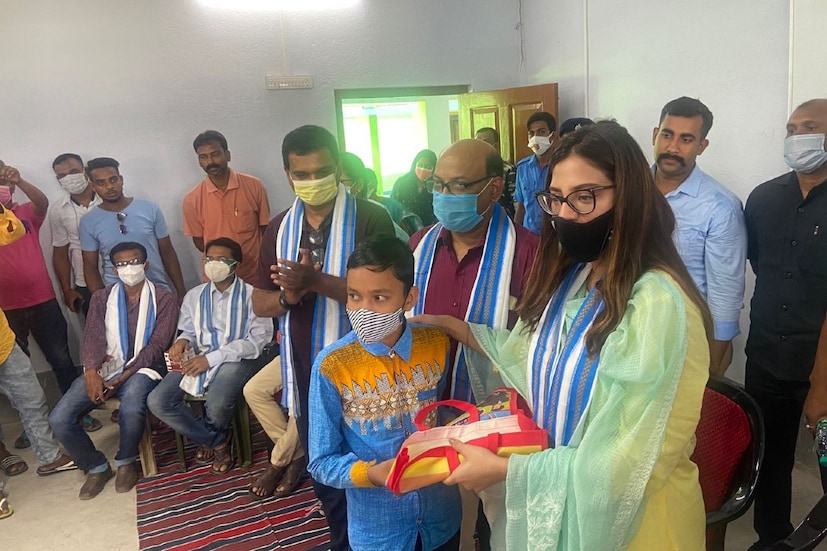 এক মাসের পুত্র সন্তানকে বাড়িতে রেখে আসতে হয়েছে নুসরতকে। সেদিকেও চিন্তা রয়েছে। তাঁর কথায়, &quot;আমি মা। ছেলেকে রেখে এসেছি, চিন্তা তো হচ্ছেই। কিন্তু দুটো কাজই জরুরি। মায়ের কর্তব্য, সাংসদের দায়িত্ব দুটোই পালন করবো।&quot;