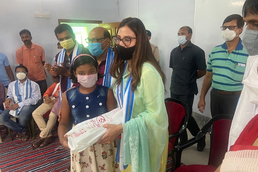 এক মাস হয়ে গেল মা হয়েছেন অভিনেত্রী তথা তৃণমূল সাংসদ নুসরত জাহান (Nusrat Jahan)। গত এক মাস ধরে প্রথম মাতৃত্বের স্বাদ নিচ্ছেন অভিনেত্রী। এর পাশাপাশি নিজের রাজনৈতিক কর্তব্য পালন শুরু করলেন নুসরত জাহান। শনিবার বসিরহাটে পাড়ি দিলেন সাংসদ অভিনেত্রী। মা হওয়ার আগে বেশ কিছুদিন রাজনৈতিক কাজ করতে পারেননি নুসরত। পুত্র সন্তানের জন্মের এক মাস পরেই কাজ শুরু করে দিলেন তিনি। 