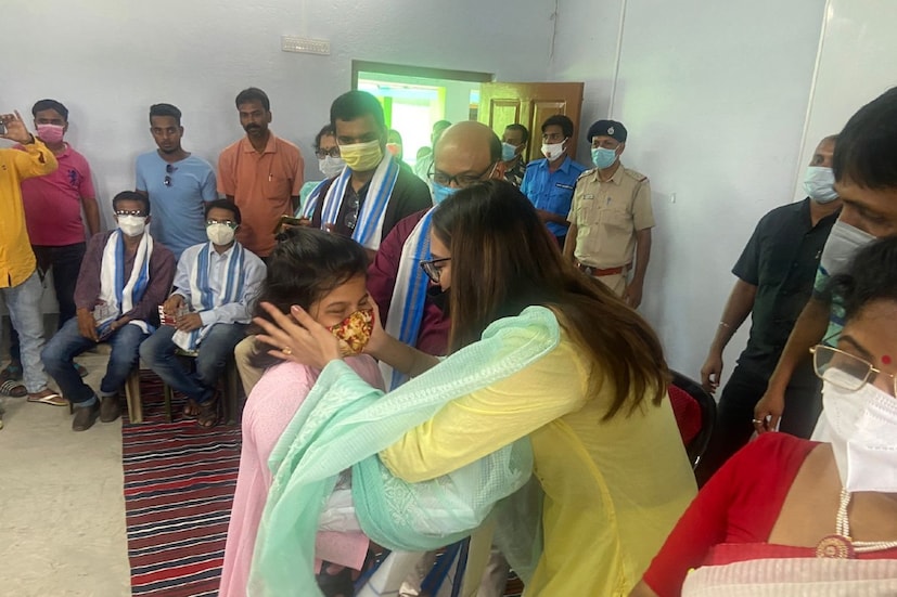 গত ২৬ অগাস্ট পুত্র সন্তানের জন্ম দিয়েছেন নুসরত জাহান (Nusrat Jahan)। তাঁর ব্যক্তিগত জীবন নিয়ে চর্চার শেষ নেই। সমস্ত বাধা পেরিয়ে কাজ করে যাচ্ছেন তিনি। মা হওয়ার পরেও রাজনৈতিক কর্তব্য ও অভিনয় দুটোই চালিয়ে যাবেন তিনি। বসিরহাটের মানুষদের জন্য আগামী দিনে অনেক পরিকল্পনা রয়েছে নুসরতের।