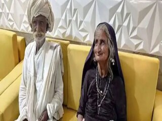 মা হলেন সত্তরের বৃদ্ধা 