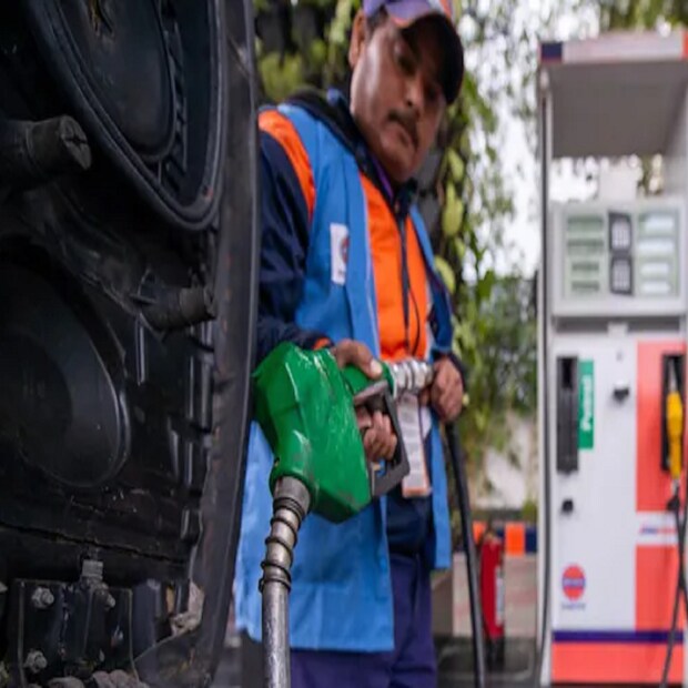 অক্টোবর মাসে এখনও পর্যন্ত ২০ বারের বেশি জ্বালানির দাম বৃদ্ধি করা হয়েছে ৷ কেবল অক্টোবর মাসেই পেট্রোলের দাম লিটার প্রতি ৫.১৫ টাকা বাড়ানো হয়েছে ৷ ডিজেলের দামও ৫ টাকা বাড়ানো হয়েছে ৷ অপরিশোধিত তেলের দাম বাড়তে থাকায় দেশের বাজারে ঊর্ধ্বমুখী জ্বালানির দাম ৷ 