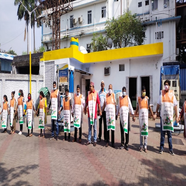 পাশাপাশি দাম বাড়ছে রান্নার গ্যাসেরও। লাফিয়ে লাফিয়ে যেভাবে দাম বাড়ছে গ্যাসের, তাতে মধ্যবিত্ত বা নিম্নবিত্ত পরিবারে আগামী দিনে হাঁড়ি চড়বে কিনা, সেটাই দুঃস্বপ্ন হয়ে দাঁড়িয়েছে। প্রতিবাদে কলকাতার পথে সমাজকর্মীরা। 