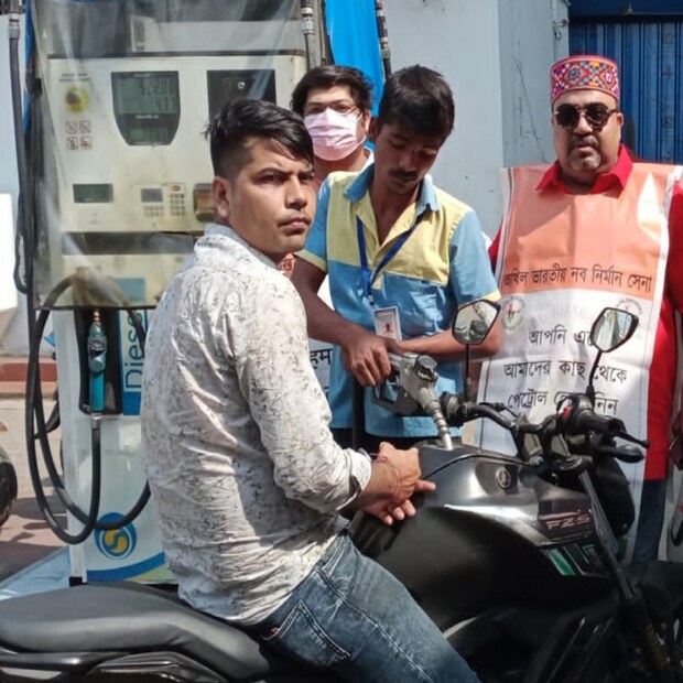 অখিল ভারতীয় নবনির্মাণ সেনা নামক সমাজকর্মীদের একটি সংগঠন মনে করে যে, কেন্দ্রের ক্ষমতাসীন বিজেপি সরকার সাধারণ মধ্যবিত্ত, নিম্নবিত্তদের কথা ভাবে না। তারা শুধুমাত্র একশ্রেণীর মানুষকে খুশি করতে বিভিন্ন প্রকল্প নিয়ে আসছে। আখেরে তাতে শুধু সেই সমস্ত মানুষজনই লাভবান হচ্ছেন। 