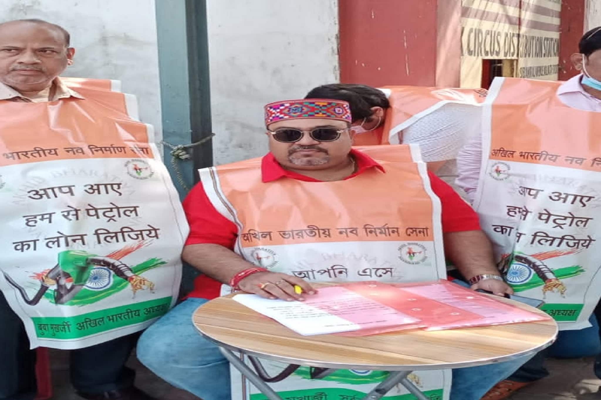 ২০২৪-এ BJP-কে ভোট নয়, অঙ্গীকারবদ্ধ হলেই ফ্রি-তে পেট্রোল! লোন পেতেও সহায়তা