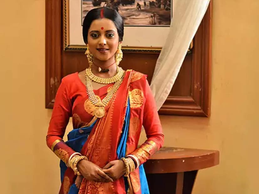 নিজের পোস্টের সঙ্গে মাঝরাতে মায়ের কেক কাটার ছবিও পোস্ট করেছেন অভিনেত্রী। শ্যুটিংয়ের ব্যস্ততা, তার উপর সামনে শেষ হচ্ছে ‘দেশের মাটি’ তাই কাজের বাড়তি চাপ! সেইজন্যই হয়ত মায়ের বিশেষ দিনটায় বিশেষ আয়োজন করে উঠতে পারেননি শ্রুতি।
