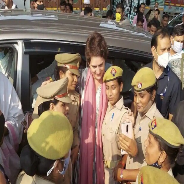প্রিয়াঙ্কা গান্ধির যখন পথ আটকায় পুলিশ, গাড়ি থেকে নেমে আসেন কংগ্রেস নেত্রী। সেই সময়ই প্রিয়াঙ্কার সঙ্গে সেলফিতে (Selfie) মজে থাকতে দেখা যায় বেশ কয়েকজন মহিলা পুলিশ কনস্টেবলকে। মুহূর্তেই সেই সেলফি তোলার ছবি ভাইরাল হয়ে যায়। এরপরই ওই মহিলা কনস্টেবলদের উপর শাস্তির খাঁড়া নেমে আসতে চলেছে বলে খবর।