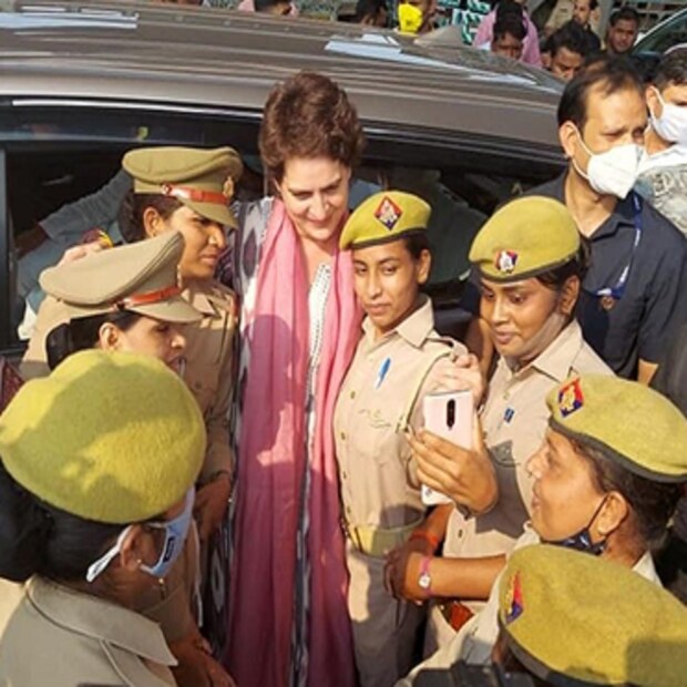 লখনউয়ের পুলিশ কমিশনার ডি কে ঠাকুর এই সেলফি প্রসঙ্গে জানিয়েছেন, প্রিয়াঙ্কা গান্ধির সঙ্গে যে মহিলা কনস্টেবলরা ছবি তুলেছেন, তাঁদের বিরুদ্ধে পদক্ষেপ করা হবে। আর লখনউয়ের পুলিশ কমিশনারের এই মন্তব্যের পরই ক্ষোভে গর্জে ওঠেন প্রিয়াঙ্কা। তিনি সাফ বলেন, ''যদি আমার সঙ্গে ছবি তোলাই ওঁদের অপরাধ হয়, তাহলে আমাকে শাস্তি দেওয়া হোক। ওই মহিলা কনস্টেবলদের কেন অযথা অভিযুক্ত করা হচ্ছে!'' 