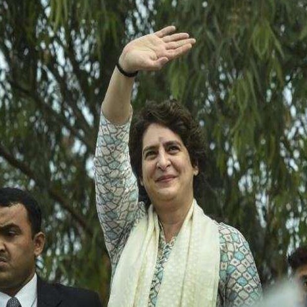 ট্যুইটারেও প্রিয়াঙ্কা লেখেন, ''শুনতে পাচ্ছি, এই ছবিটি দেখে যোগীজি ক্ষুণ্ণ হয়েছেন। সেই কারণেই ওই মহিলা পুলিশকর্মীদের বিরুদ্ধে ব্যবস্থা নিতে উদ্যোগী হয়েছেন তিনি। যদি আমার সঙ্গে ছবি তোলাটা অপরাধই হয়ে থাকে, তাহলে আমাকেও শাস্তি দেওয়া হোক। উত্তরপ্রদেশ সরকার এভাবে কর্মঠ ও বিশ্বাসী পুলিশকর্মীদের কেরিয়ার নষ্ট করতে পারে না।''