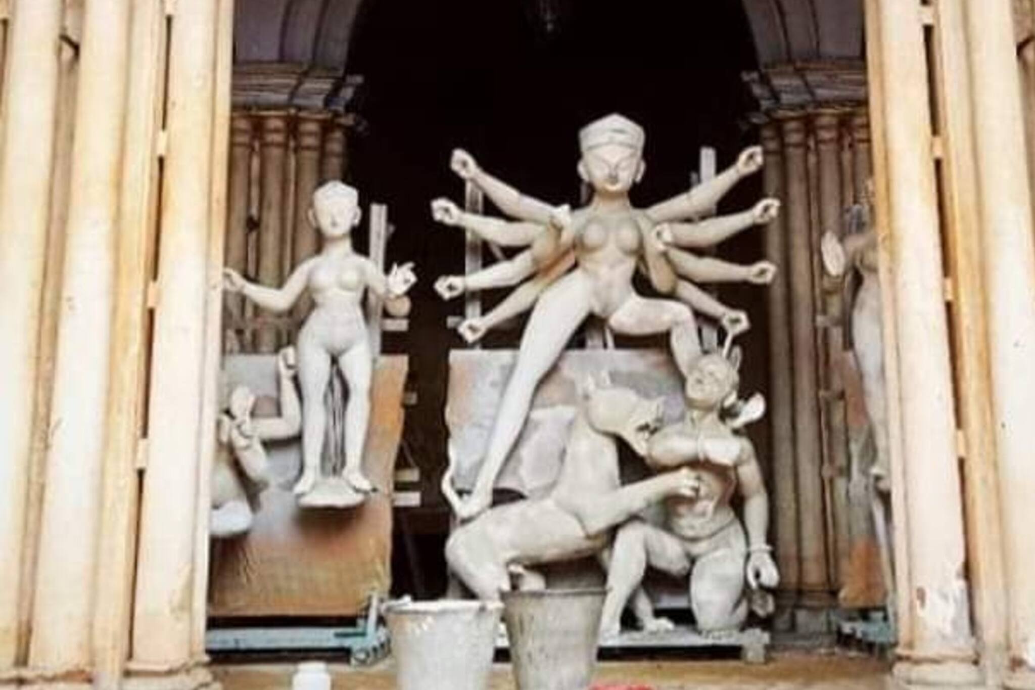 Durga Puja 2021 | Bangla news: স্বাধীনতা সংগ্রামীদের শ্রদ্ধা জানাতে দুর্গা পূজা! উদ্বোধন করলেন উরি কাণ্ডের শহিদ জওয়ানের মা