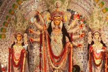 পরম নিষ্ঠায় মায়ের বোধন, ষষ্ঠীর সকাল-সন্ধ্যা জনজোয়ারে ভাসল শোভাবাজার রাজবাড়ি