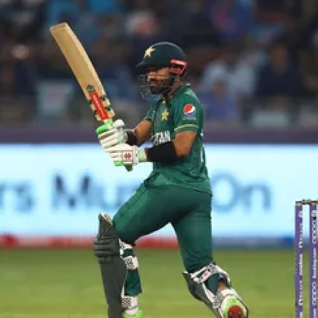 ভারতের বিরুদ্ধে ৫৫ বলে ৭৯ রানের অনবদ্য ইনিংস খেলেছিলেন রিজওয়ান। তাঁকে সেদিন যোগ্য সঙ্গত দিয়েছিলেন বাবর আজম। তিনি ৫২ বলে ৬৮ করেছিলেন। এই দুই পাক ব্যাটার গত রবিবার ভারতীয় বোলারদের দুরমুশ করেন। শামি, বুমরাহ, ভুবি, বরুণ- কেউই তাঁদের আউট করতে পারেননি।