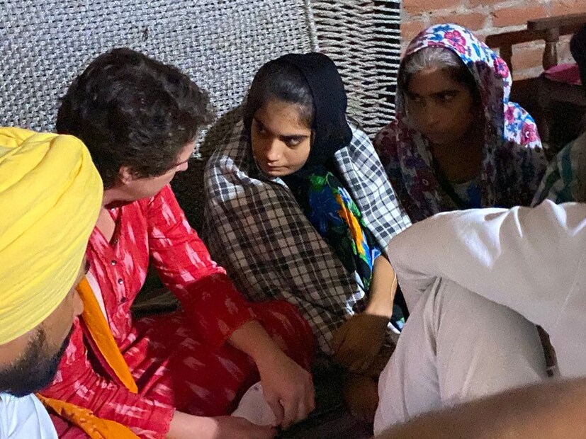 লখিমপুরে পৌঁছে কংগ্রেসের প্রতিনিধি দল প্রথমে মৃত লাভপ্রীত সিংয়ের (Lovepreet Sigh) বাড়িতে যান ৷ সেখান থেকে মৃত সাংবাদিক (Journalist) রমন কাশ্যপ (Raman Kashyap) এবং তারপর মৃত নাচাতার সিংয়ের (Nachatar Singh) পরিবারের সঙ্গে দেখা করেন তাঁরা ৷