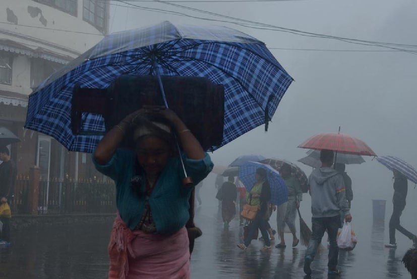 এর পাশাপাশি, ফের বঙ্গোপসাগরের উপরে নতুন করে একটি নিম্নচাপ তৈরি হয়েছে৷ আগামী দু' দিন এই নিম্নচাপটি পূর্ব, মধ্য ও দক্ষিণ পূর্ব বঙ্গোপসাগরের উপরে অবস্থান করবে৷ অক্ষরেখা এবং নিম্নচাপের জোড়া প্রভাবেই এই বৃষ্টি বলে আবহাওয়া দফতরের তরফে জানানো হয়েছে৷ 