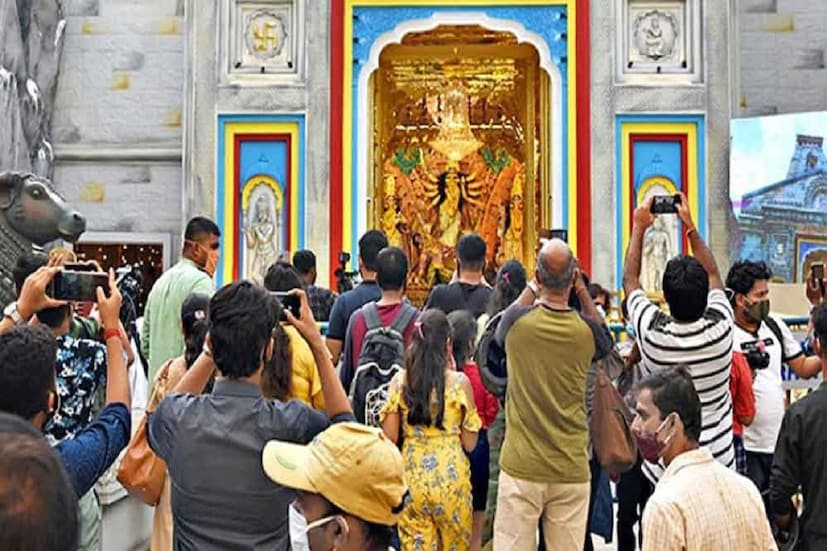 সেই সূত্রেই আলিপুর আবহাওয়া দফতর জানিয়েছে, দশমীতে দিনভর বৃষ্টির আশঙ্কা রয়েছে। অষ্টমীতে দু-এক পশলা বৃষ্টি। বৃষ্টি কিছুটা বাড়ার সম্ভাবনা রয়েছে নবমীতে। অর্থাৎ শনিবার থেকে রাজ্য জুড়ে বৃষ্টি শুরু হবে। 