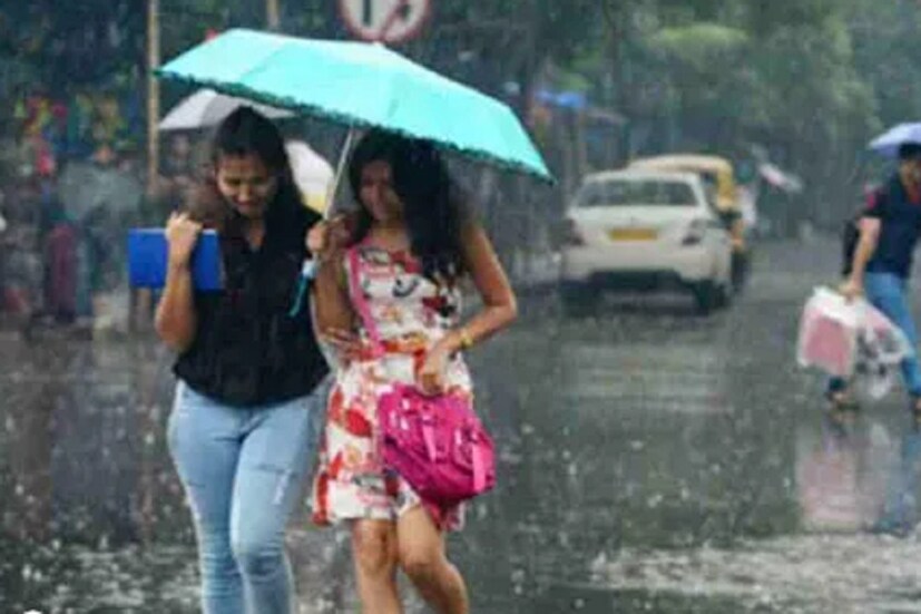 আর বর্ষা বিদায়ের পরও রবি ও সোমবার ভারী বৃষ্টির সর্তকতা জারি করেছে হাওয়া অফিস। বর্ষার বিদায়রেখা শিলিগুড়ি মালদা শান্তিনিকেতন বারিপদা ইন্দোর রাজকোট হয়ে পোরবন্দর পর্যন্ত বিস্তৃত। পরিস্থিতি অনুকূল হলে দেশের বাকি অংশ থেকেও খুব শীঘ্রই বর্ষা বিদায় নেওয়ার কথা জানিয়েছে আবহাওয়া দফতর।