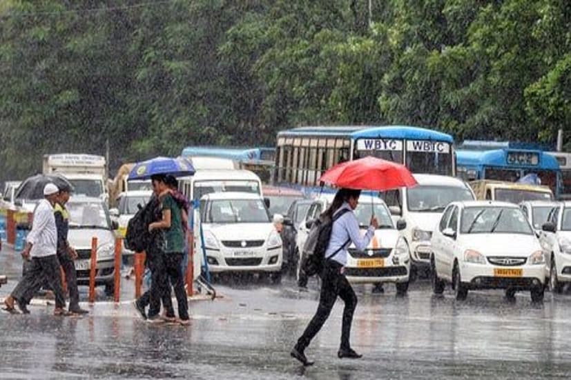 আগামী ৪৮ ঘন্টার মধ্যে বাংলা থেকেই বর্ষা পুরোপুরি বিদায় নেবে বলেই অনুমান আবহাওয়াবিদদের। তবে তার আগে ও পরে বৃষ্টির সম্ভাবনা থাকছেই। ফলে পুজোয় বৃষ্টির হাত থেকে একেবারে রেহাই মিলল না।