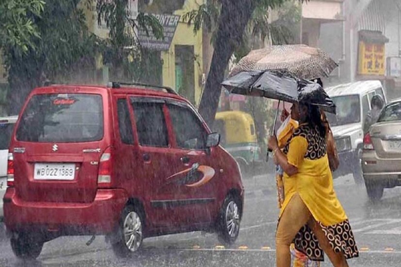 অপরদিকে, উত্তরবঙ্গে বৃহস্পতিবার পর্যন্ত পরিষ্কার আকাশ থাকার সম্ভাবনা রয়েছে। তবে, কোথাও কোথাও আংশিক মেঘলা আকাশ থাকতে পারে। তবে, আশার খবর এই যে, উত্তরবঙ্গে পুজোয় বৃষ্টির সম্ভাবনা কম। তবে, শুক্রবার মালদা ও দিনাজপুরে বজ্রবিদ্যুৎ সহ সামান্য বৃষ্টিপাত হলেও হতে পারে। তবে, শনিবার থেকে বৃষ্টি শুরু হবে উত্তরবঙ্গ জুড়ে। রবি ও সোমবার সেখানেও ভারী বৃষ্টির সর্তকতা জারি করেছে আবহাওয়া দফতর।
