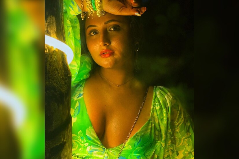 হিন্দি টেলিভিশনের অন্যতম জনপ্রিয় অভিনেত্রী রশমি দেসাই। তবে শুধু অভিনয় নয়। সাজ পোশাক ও ফ্যাশনেও পেজ থ্রি-তে উঠে আসে তাঁর নাম। এই মুহূর্তে মলদ্বীপে বেড়াতে গিয়েছেন রশমি।