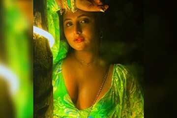 মলদ্বীপে হট অবতারে রশমি দেসাই! সবুজ ডিপনেক ফ্লোরাল ড্রেসে মুগ্ধ করলেন নেটিজেনদের মলদ্বীপে হট অবতারে রশমি দেসাই! সবুজ ডিপনেক ফ্লোরাল ড্রেসে মুগ্ধ করলেন নেটিজেনদের