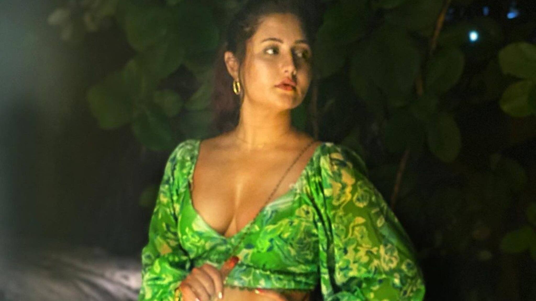 Rashami Desai: মলদ্বীপে হট অবতারে রশমি দেসাই! সবুজ ডিপনেক ফ্লোরাল ড্রেসে মুগ্ধ করলেন নেটিজেনদের