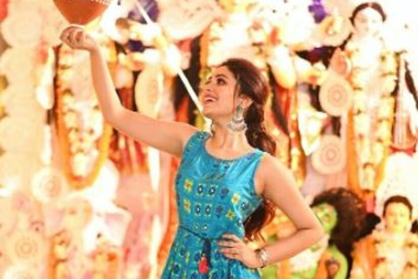ঋতাভরী নবমীর শুভেচ্ছা জানাতে নীল রঙের পোশাক বেছে নিয়েছেন।