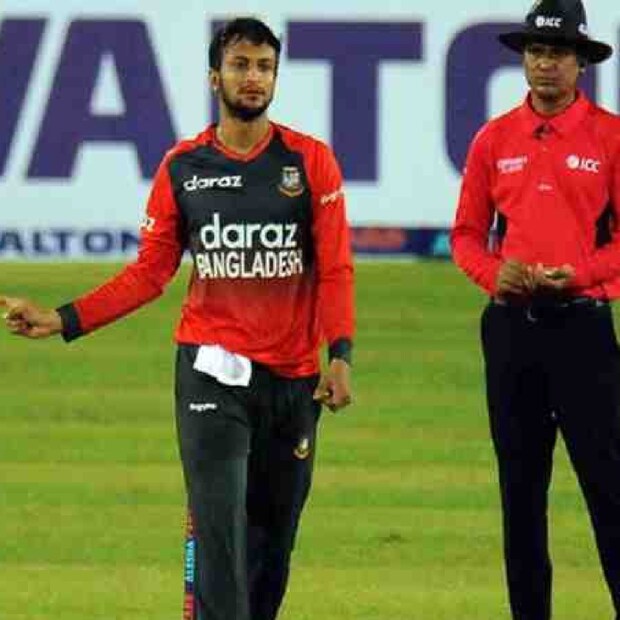 টি-২০ বিশ্বকাপ শুরুর আগে সর্বাধিক উইকেট সংগ্রহকারীদের তালিকায় পাঁচ নম্বরে ছিলেন সাকিব। কিন্তু বিশ্বকাপ শুরু হতেই তিনি উঠে এলেন এক নম্বরে। হ্যাঁ, টি-২০ বিশ্বকাপে এখন সর্বোচ্চ উইকেটশিকারী সাকিব আল হাসান।