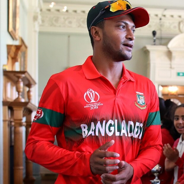 এদিন পাপুয়া নিউ গিনির বিরুদ্ধে নামার আগে টি-২০ বিশ্বকাপে ২৫টি ম্যাচ খেলে ৩০টি উইকেট ছিল সাকিবের নামের পাশে। তবে এদিন চারটি উইকেট তুলে সবাইকে টপকে একে উঠে এলেন বাংলাদেশের অলরাউন্ডার।